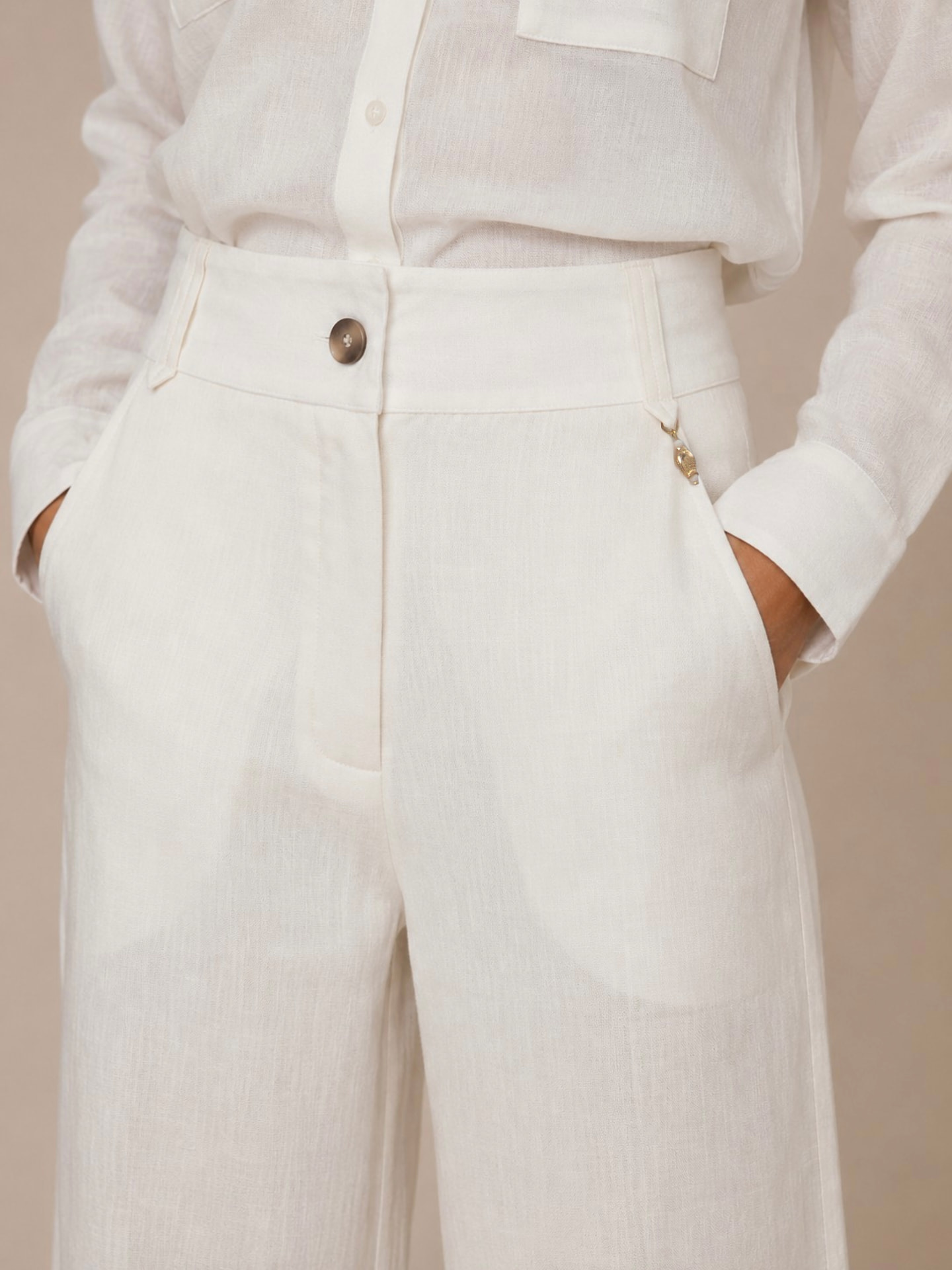 Detalhe da camisa e calça brancas da coleção