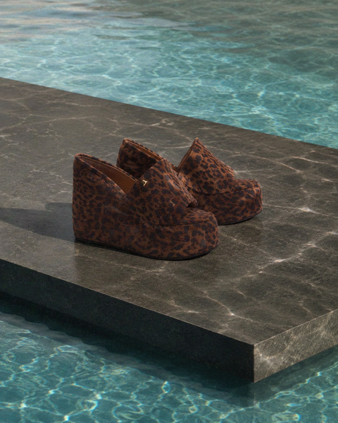 Par de sapatos com estampa animal SCHUTZ à beira da piscina