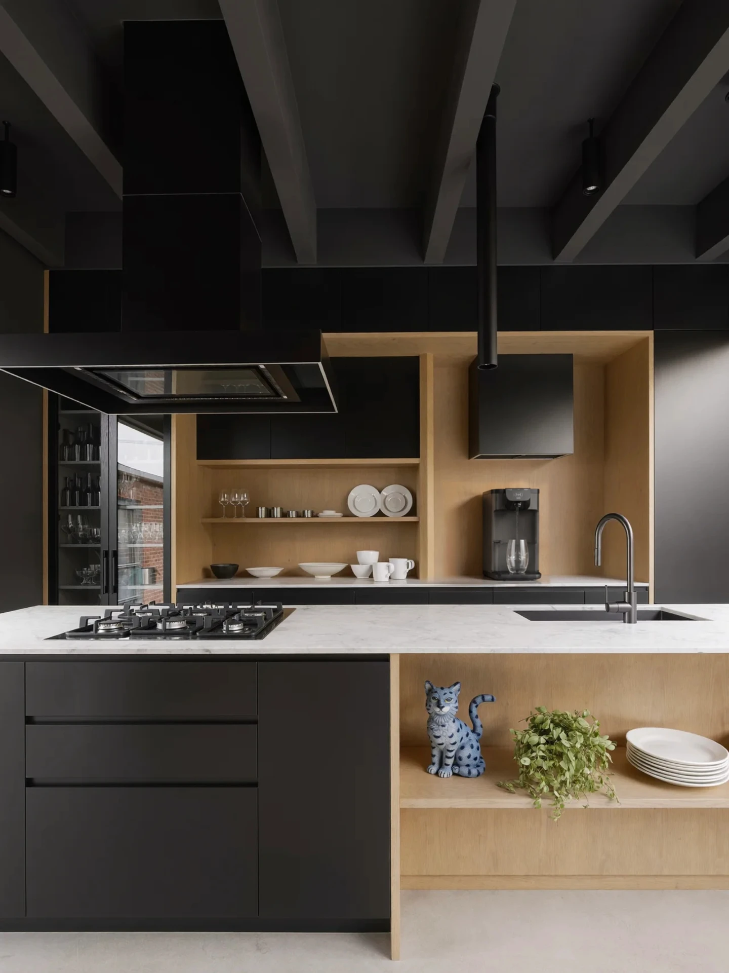 Cozinha contemporânea com equipamento de água na bancada ao fundo
