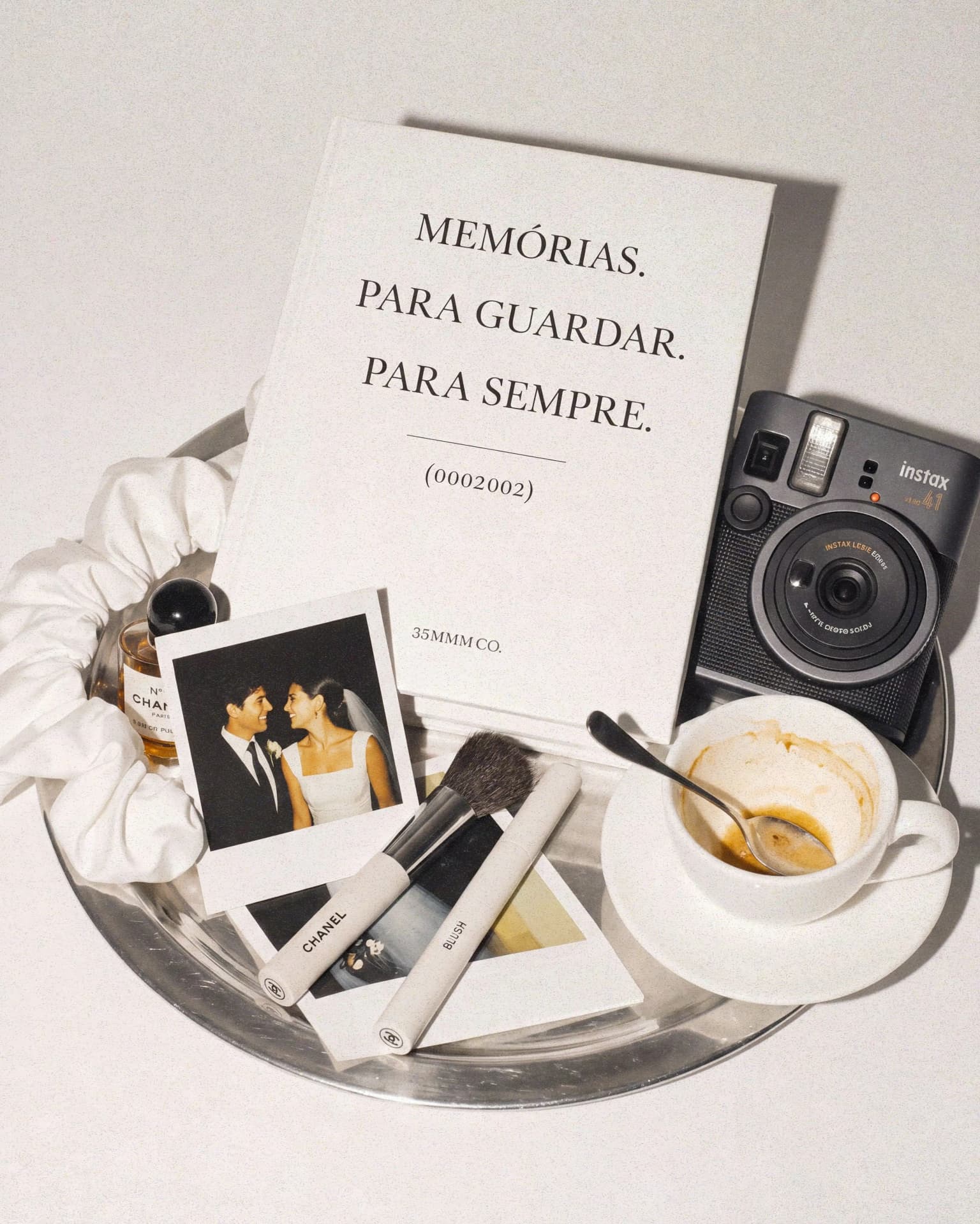 Livro de memórias, câmera instantânea e fotografias de casamento