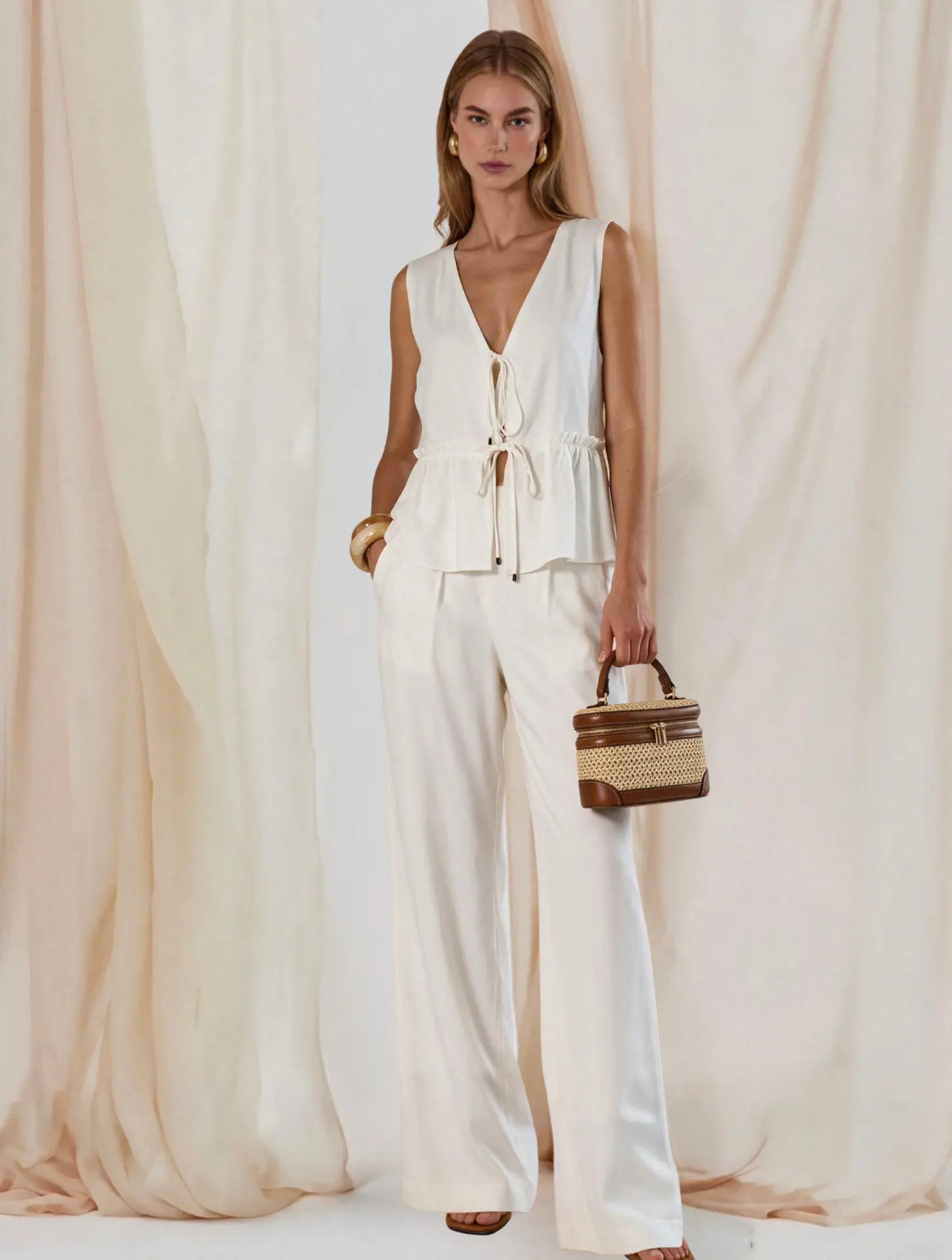 Modelo LIZZIE com conjunto branco e bolsa