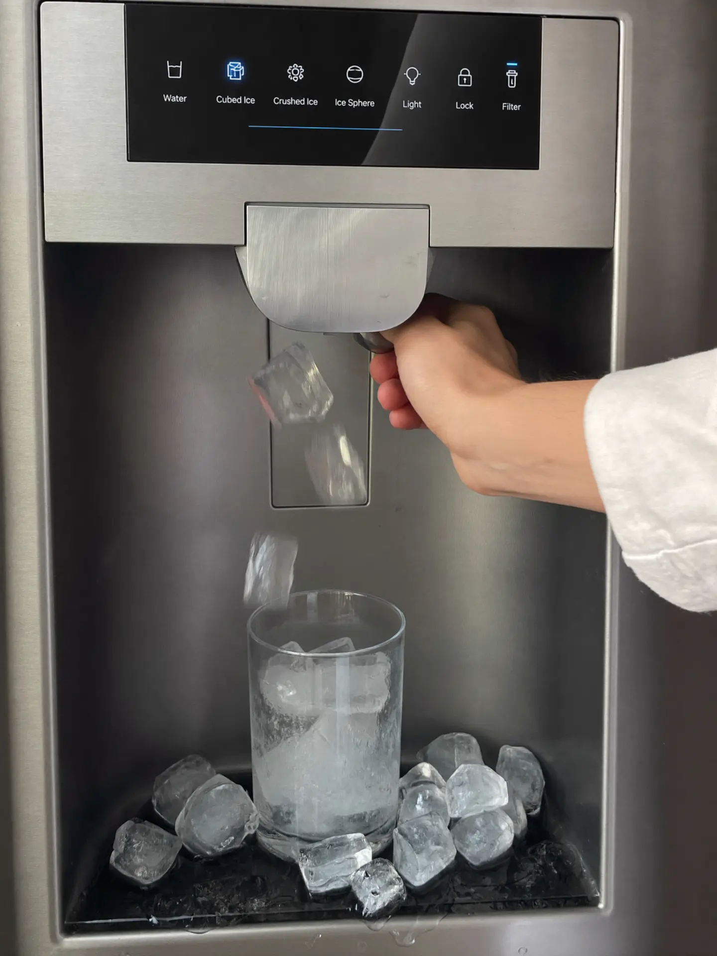 Detalhe de gelo caindo em um copo no dispensador de água