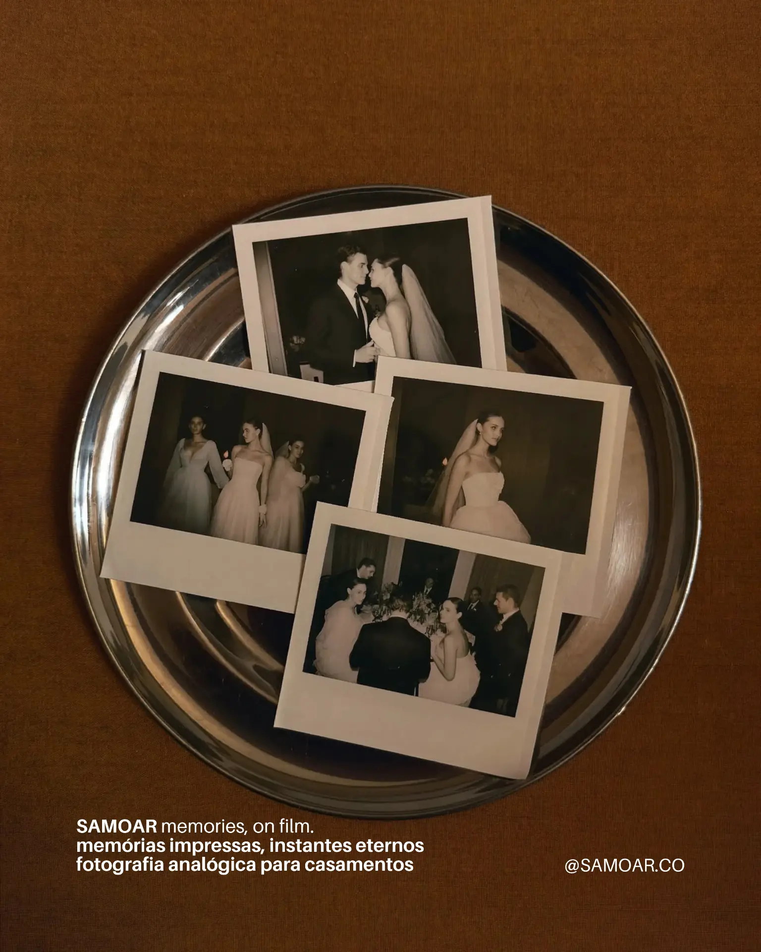 Fotografias instantâneas de casamento sobre uma bandeja