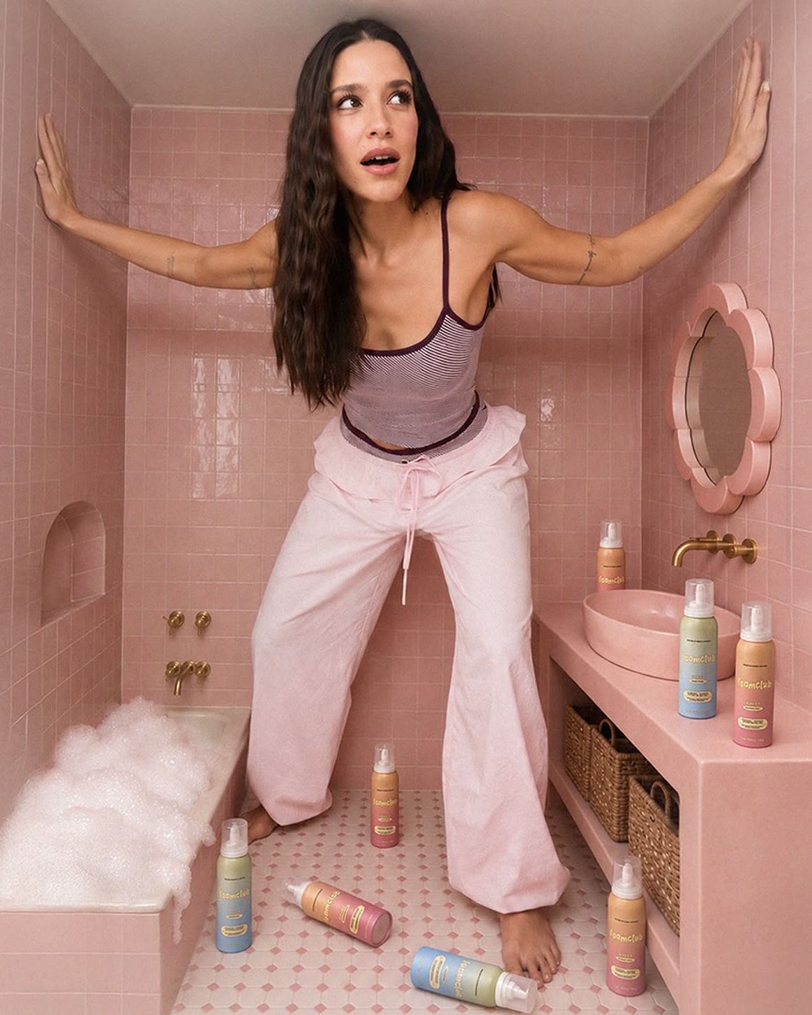 Modelo em ambiente rosa com produtos FOAM Club e espuma