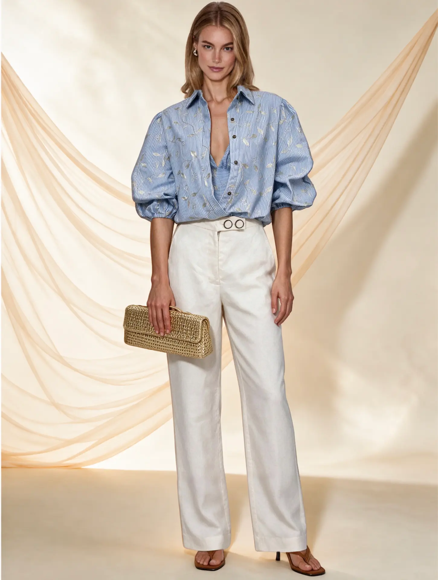 Modelo LIZZIE com camisa jeans e calça branca