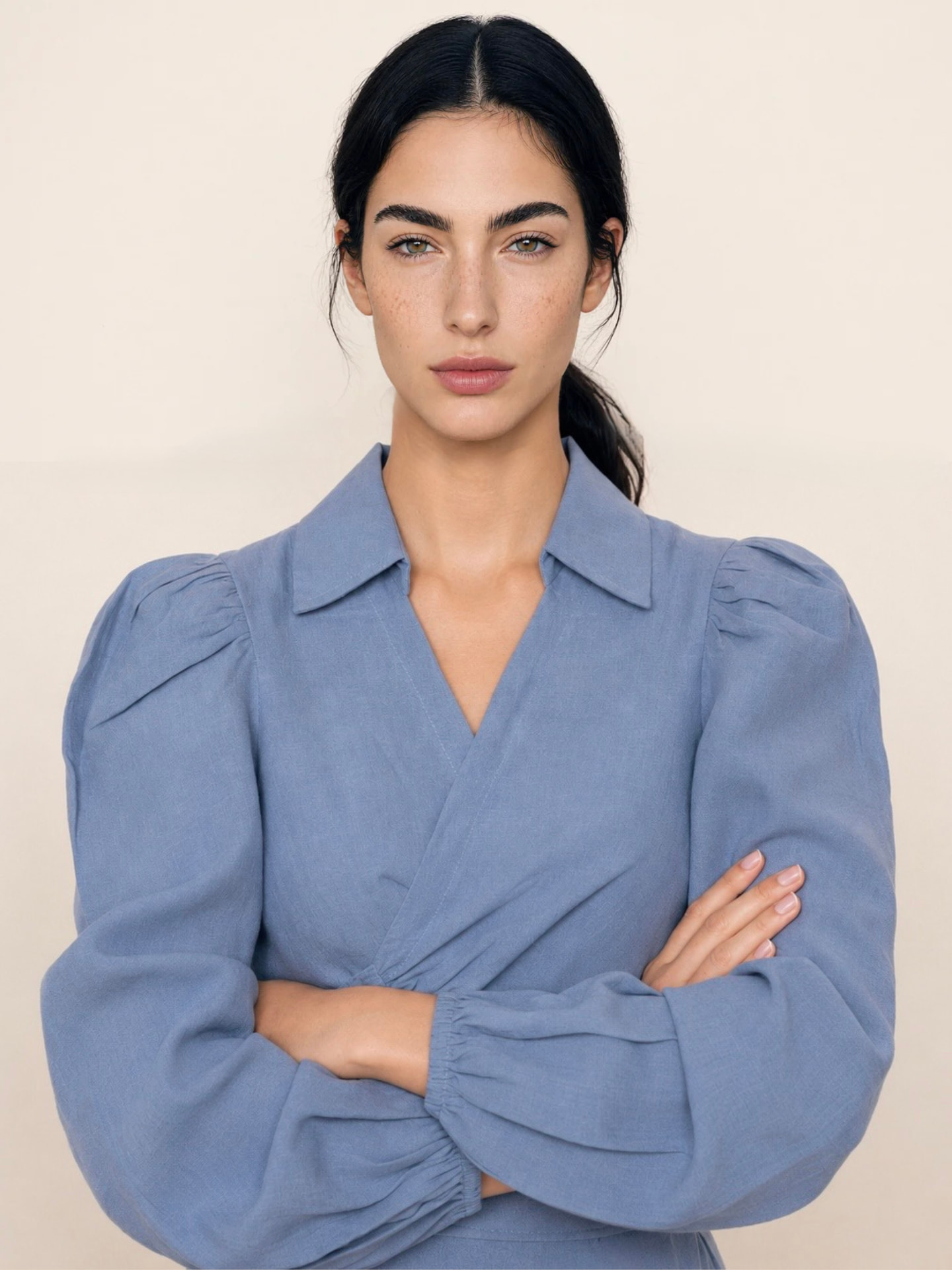Modelo com peça azul em retrato de estúdio