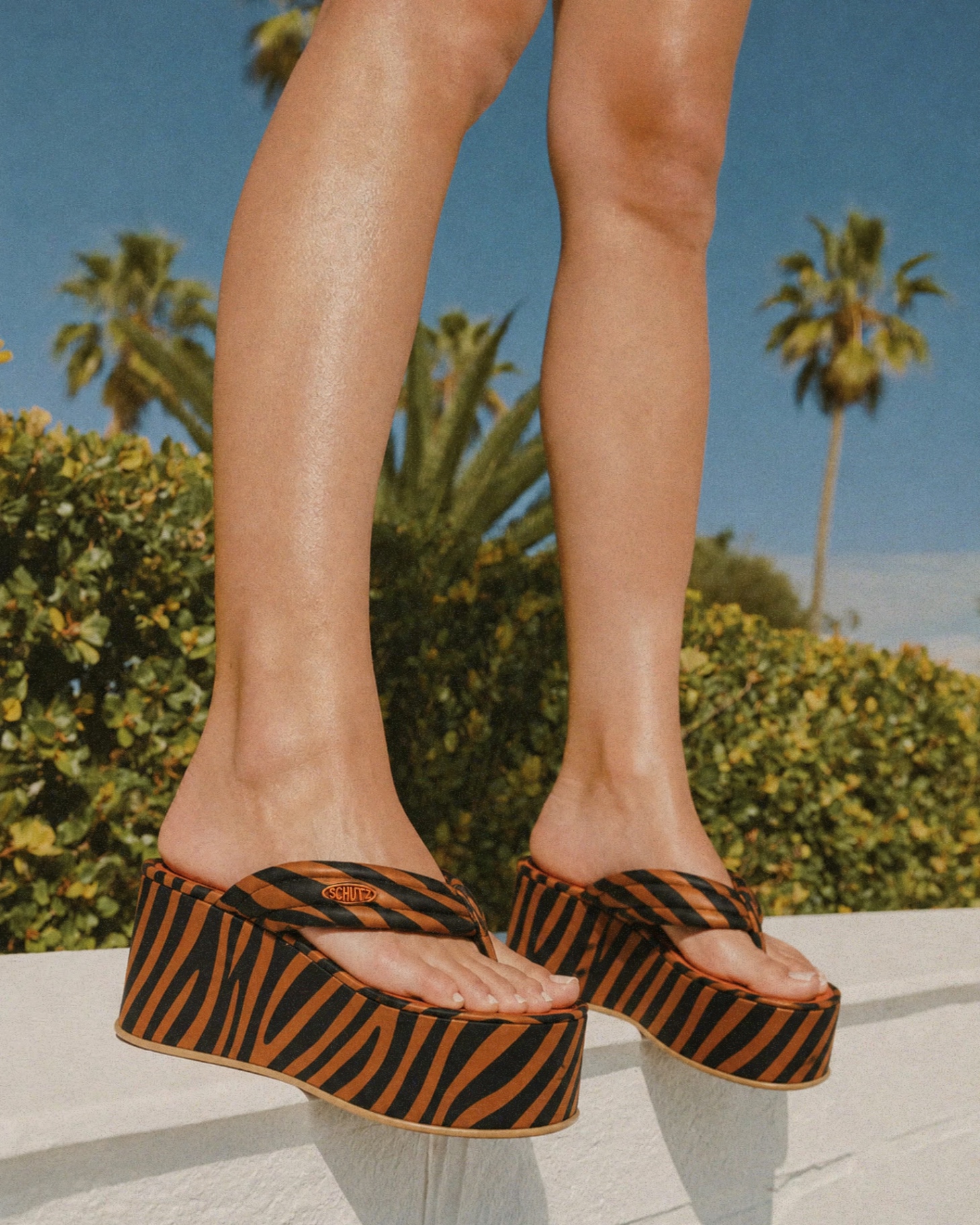 Plataformas listradas SCHUTZ em produção de moda