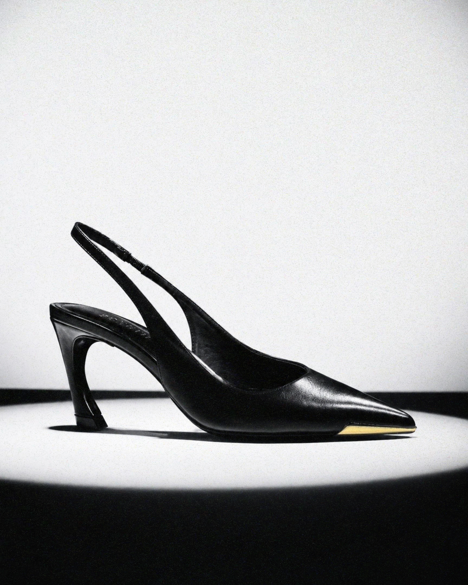 Scarpin preto SCHUTZ em composição de estúdio