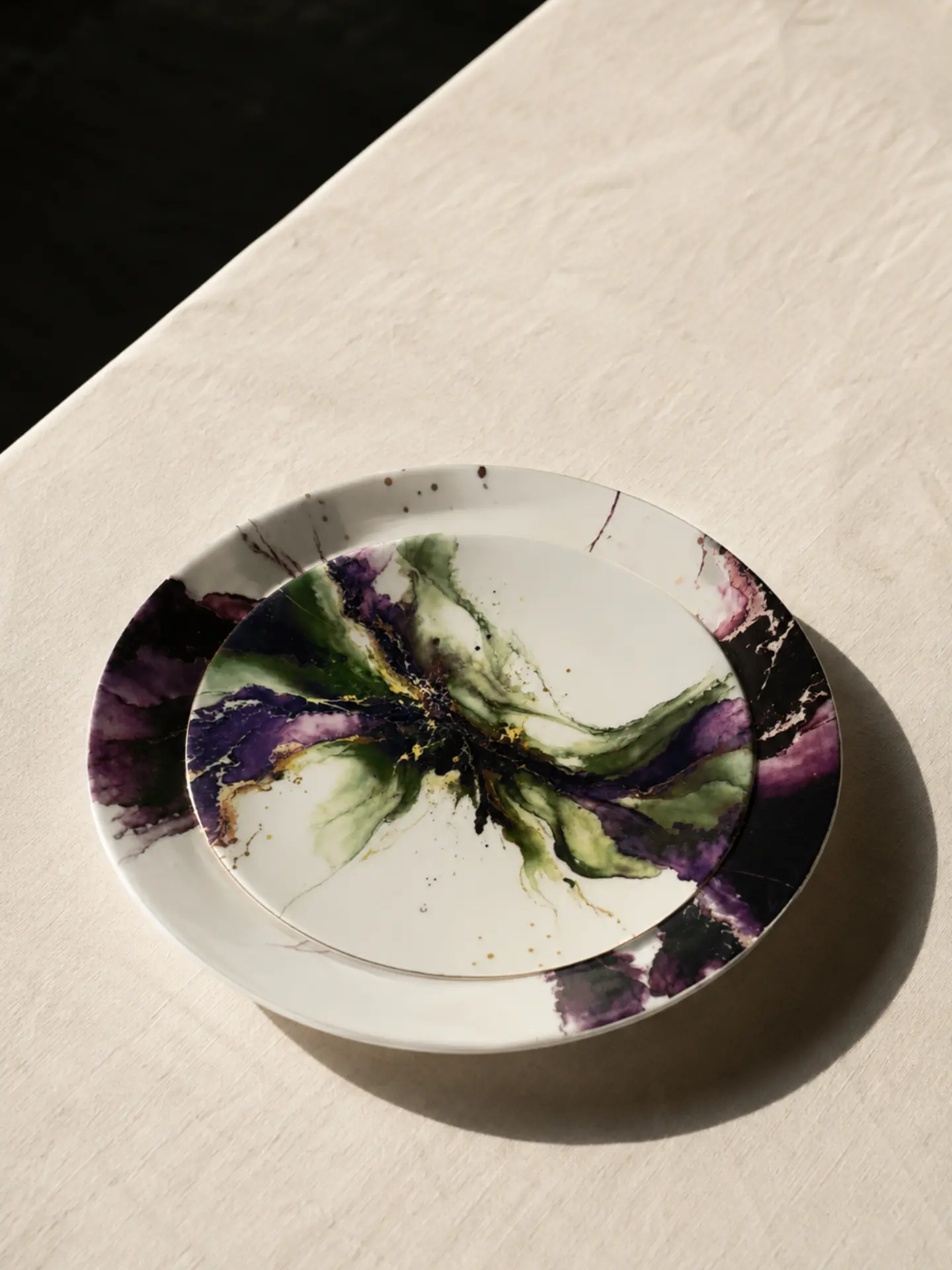 Pratos de porcelana Casa Salvatti com pintura aquarelada verde e roxa