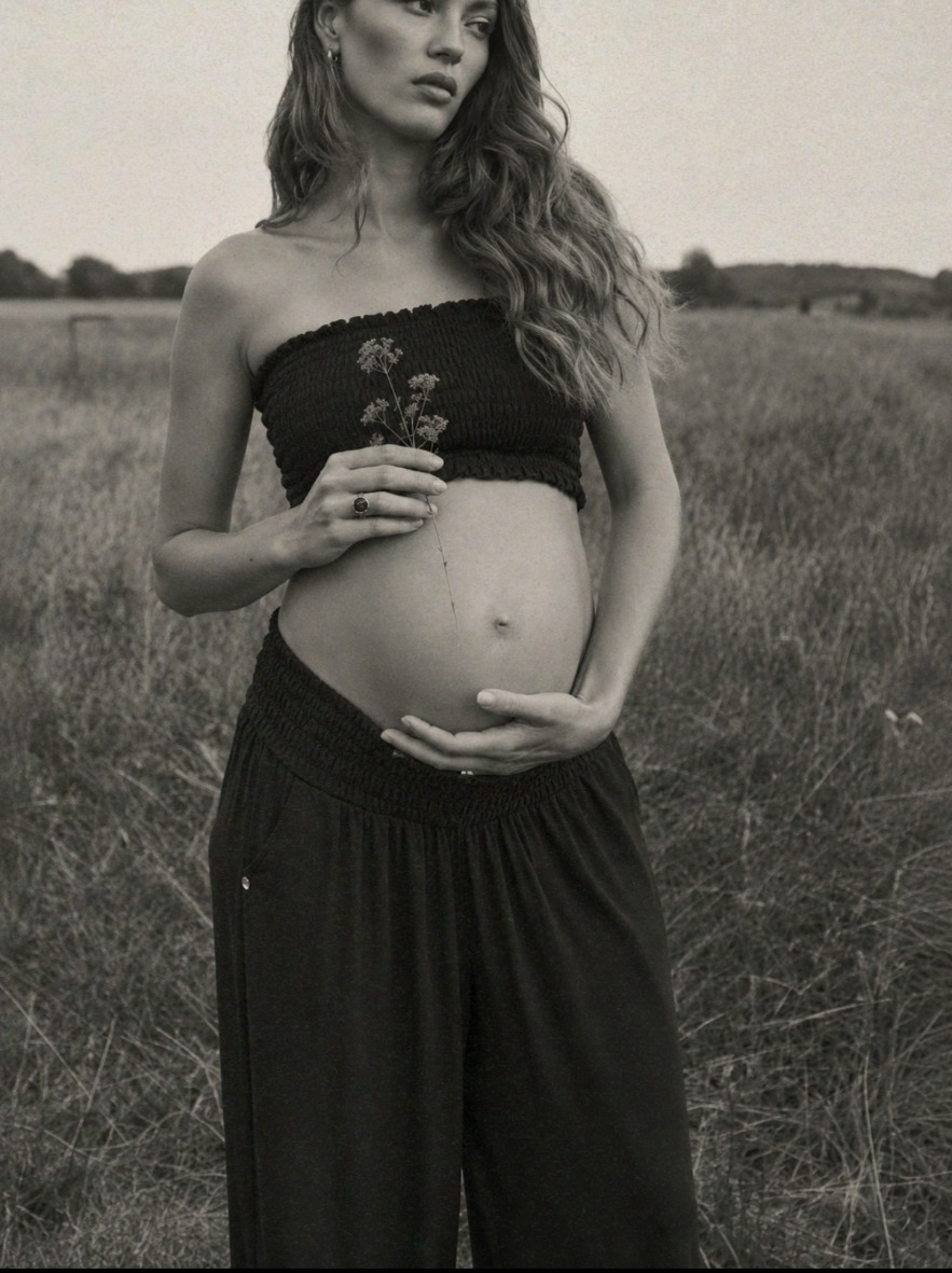 Gestante em retrato preto e branco no campo